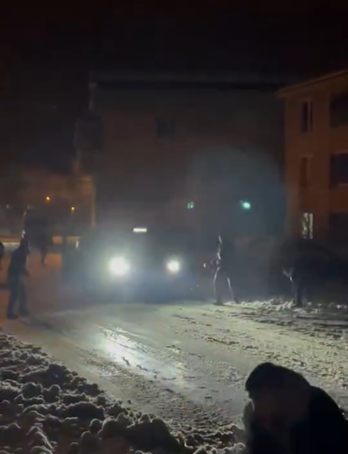 Polisler gençlerle kar topu oynadı