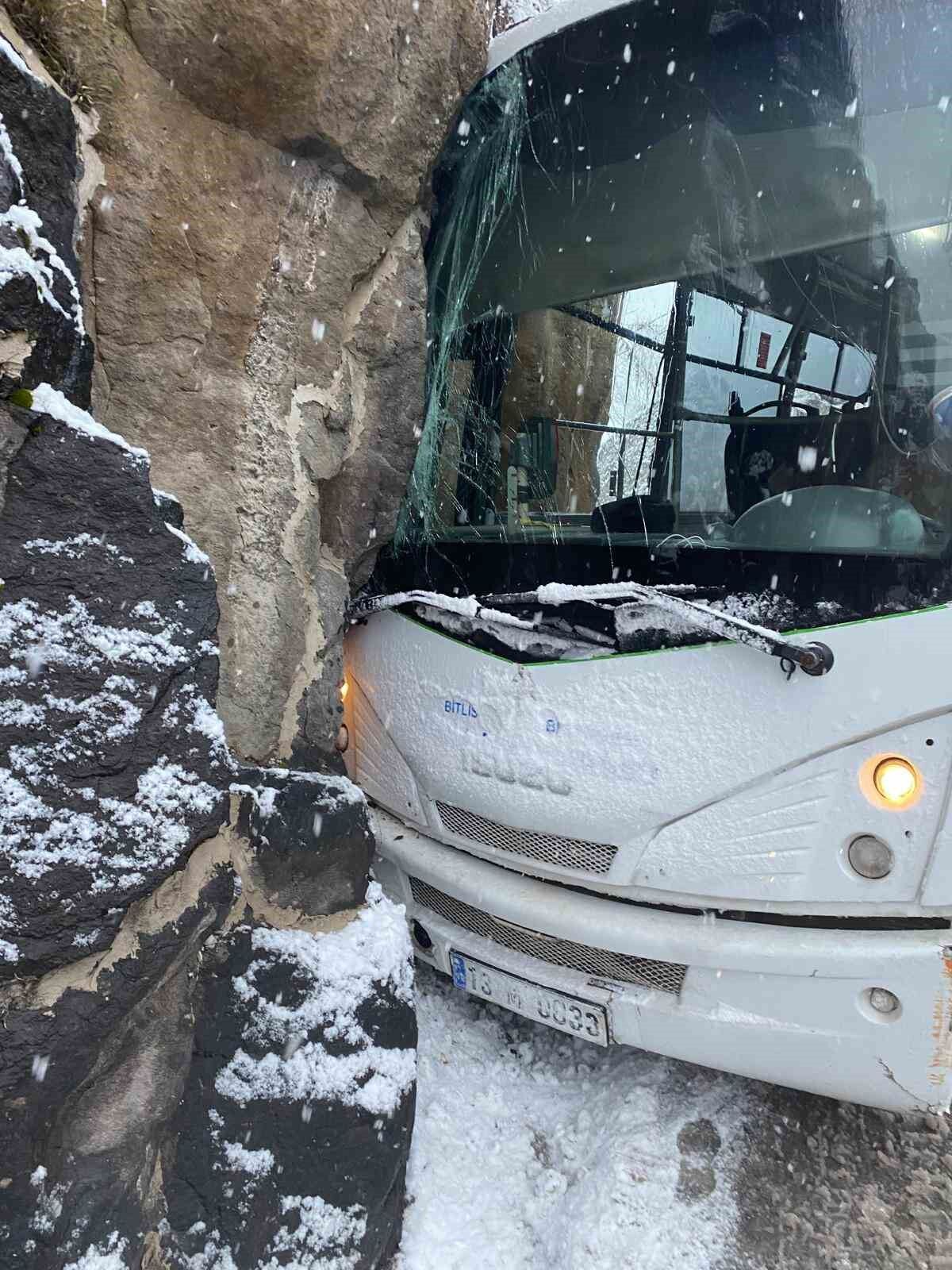 Kontrolden çıkan halk otobüsü kalenin duvarına çarptı: 4 yaralı