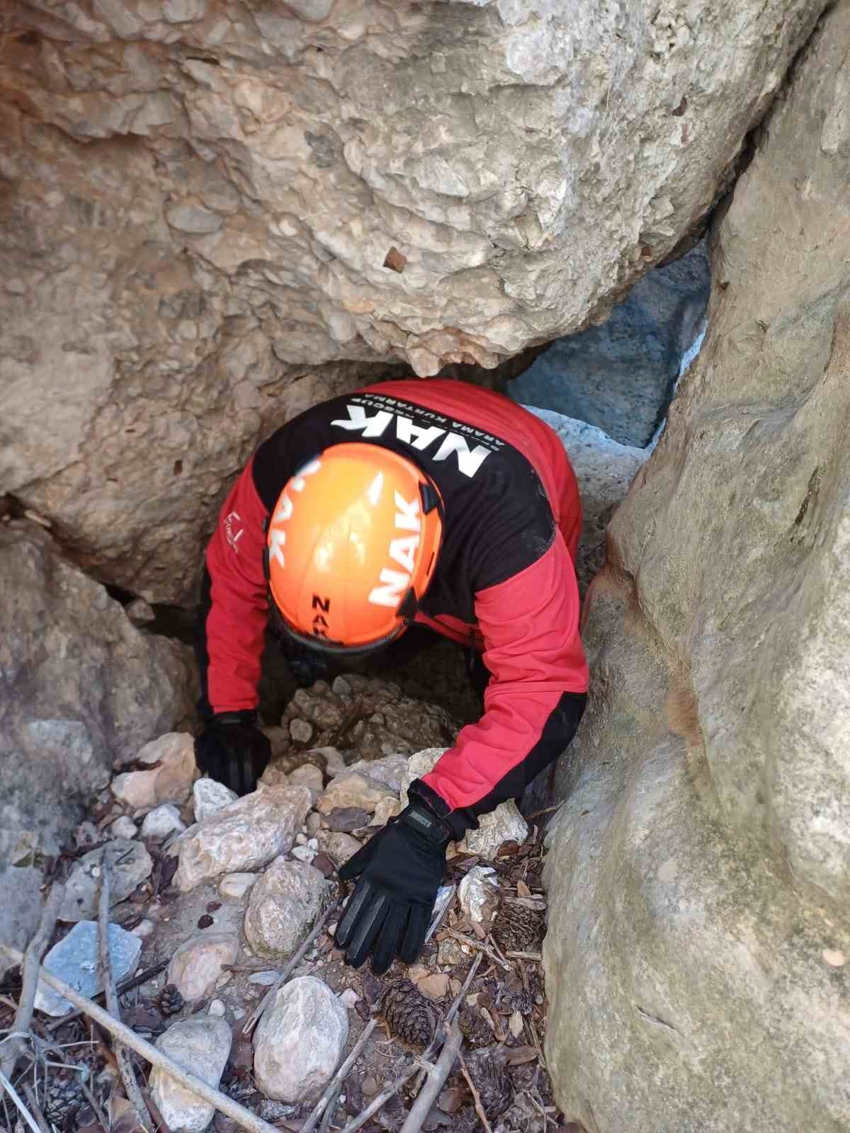 Kanyondaki oyuktan gelen köpek sesleri endişelendirdi