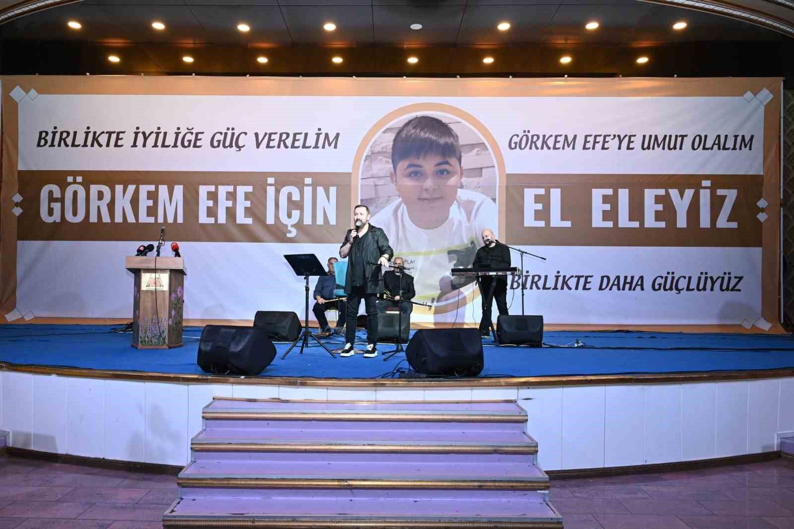 Isparta’da DMD kas hastası genç için düzenlenen yardım gecesinde rekor bağış