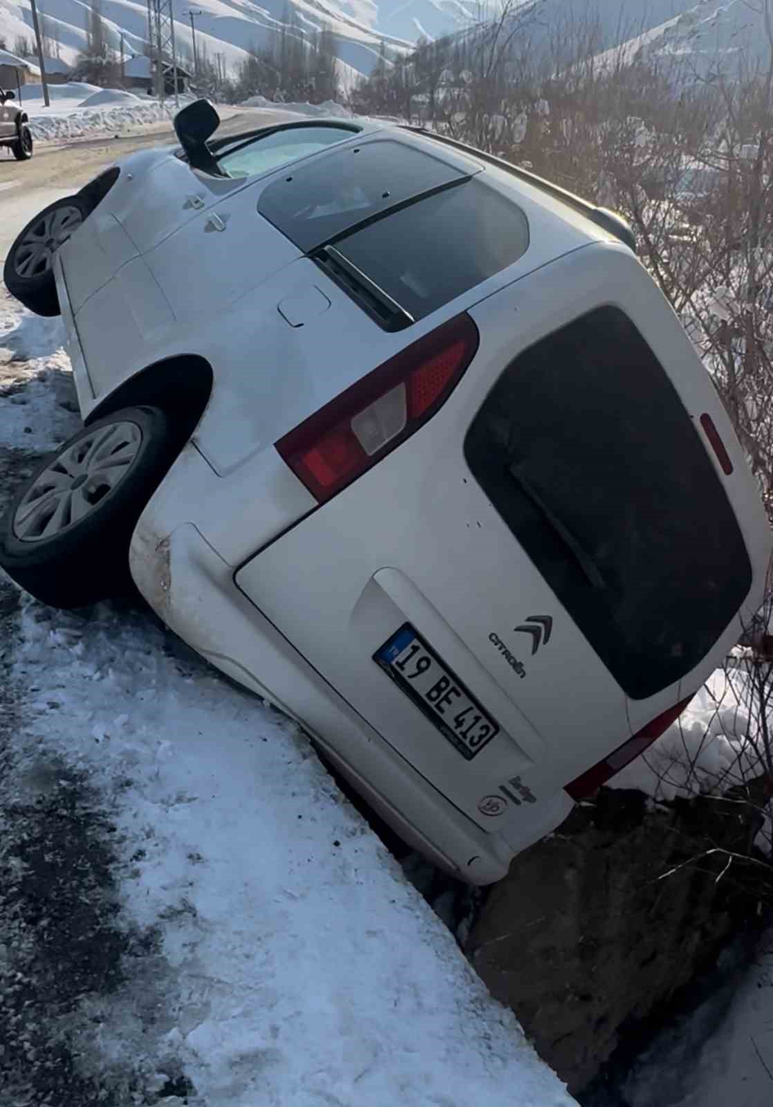 Hakkari’de virajı alamayarak yoldan çıkan araç köprü kenarında asılı kaldı