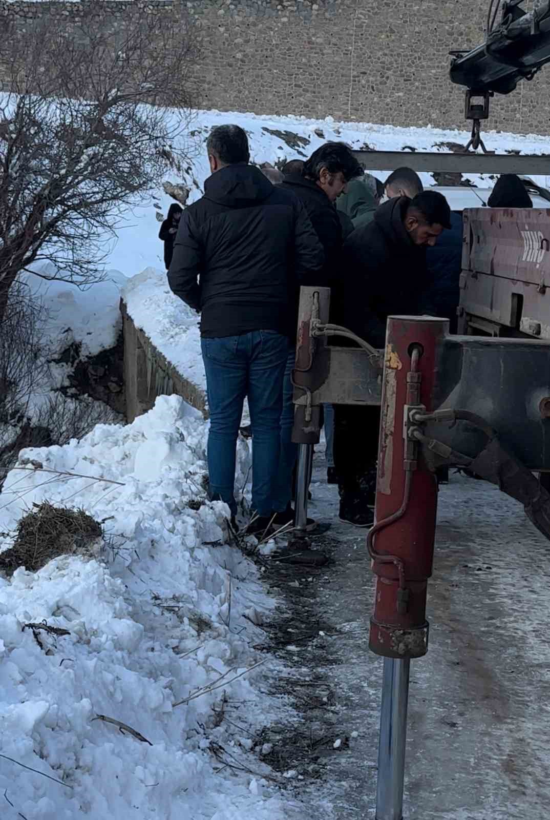 Hakkari’de virajı alamayarak yoldan çıkan araç köprü kenarında asılı kaldı