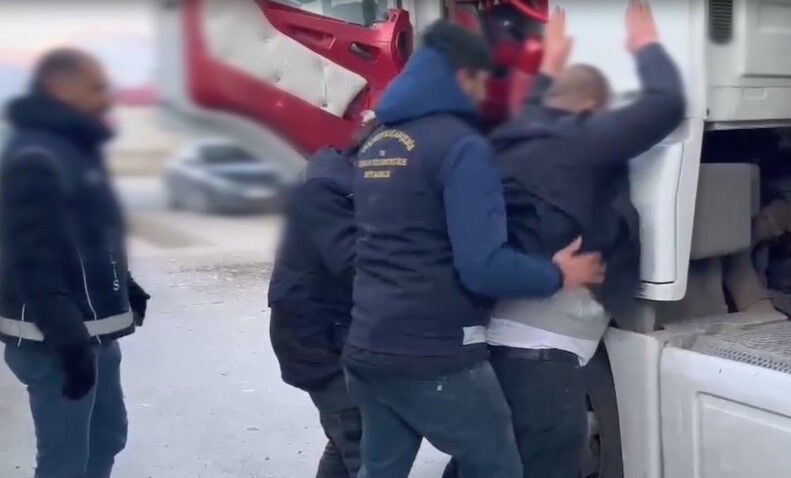 Briket yüklü tırda 31 düzensiz göçmen yakalandı