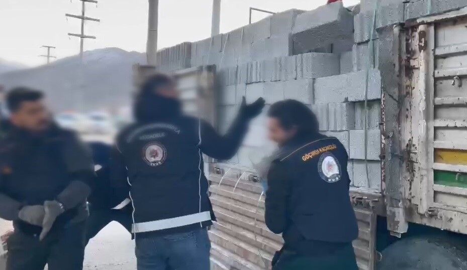 Briket yüklü tırda 31 düzensiz göçmen yakalandı