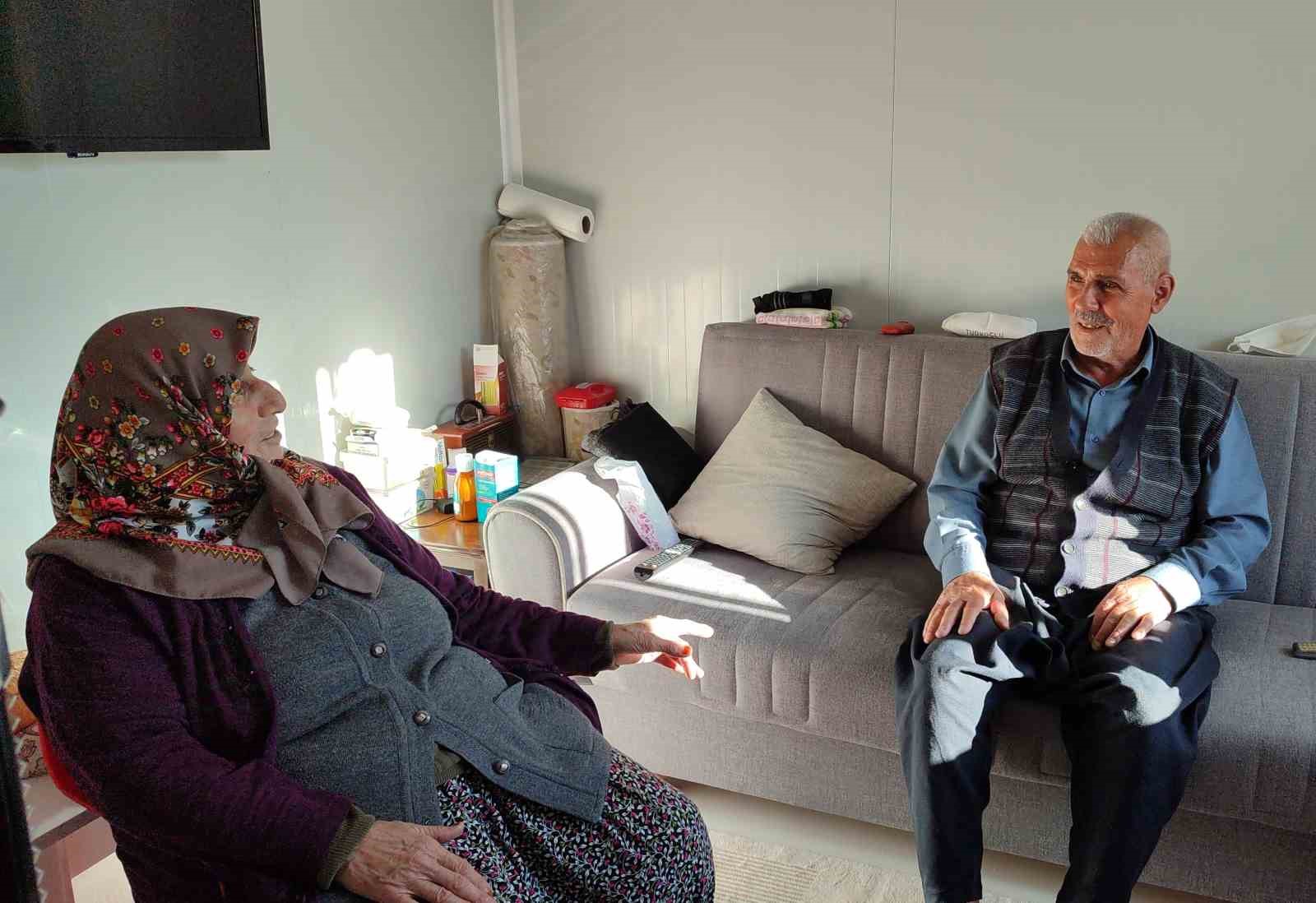 Depremzede çift, aşklarıyla örnek oluyor