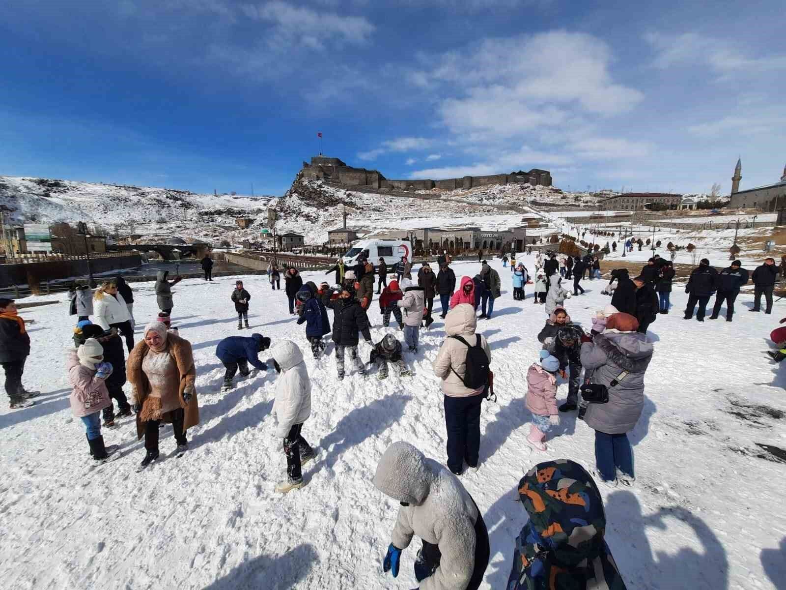 Kars’ta çocuklar kar şenliğinde gönüllerince eğlendi