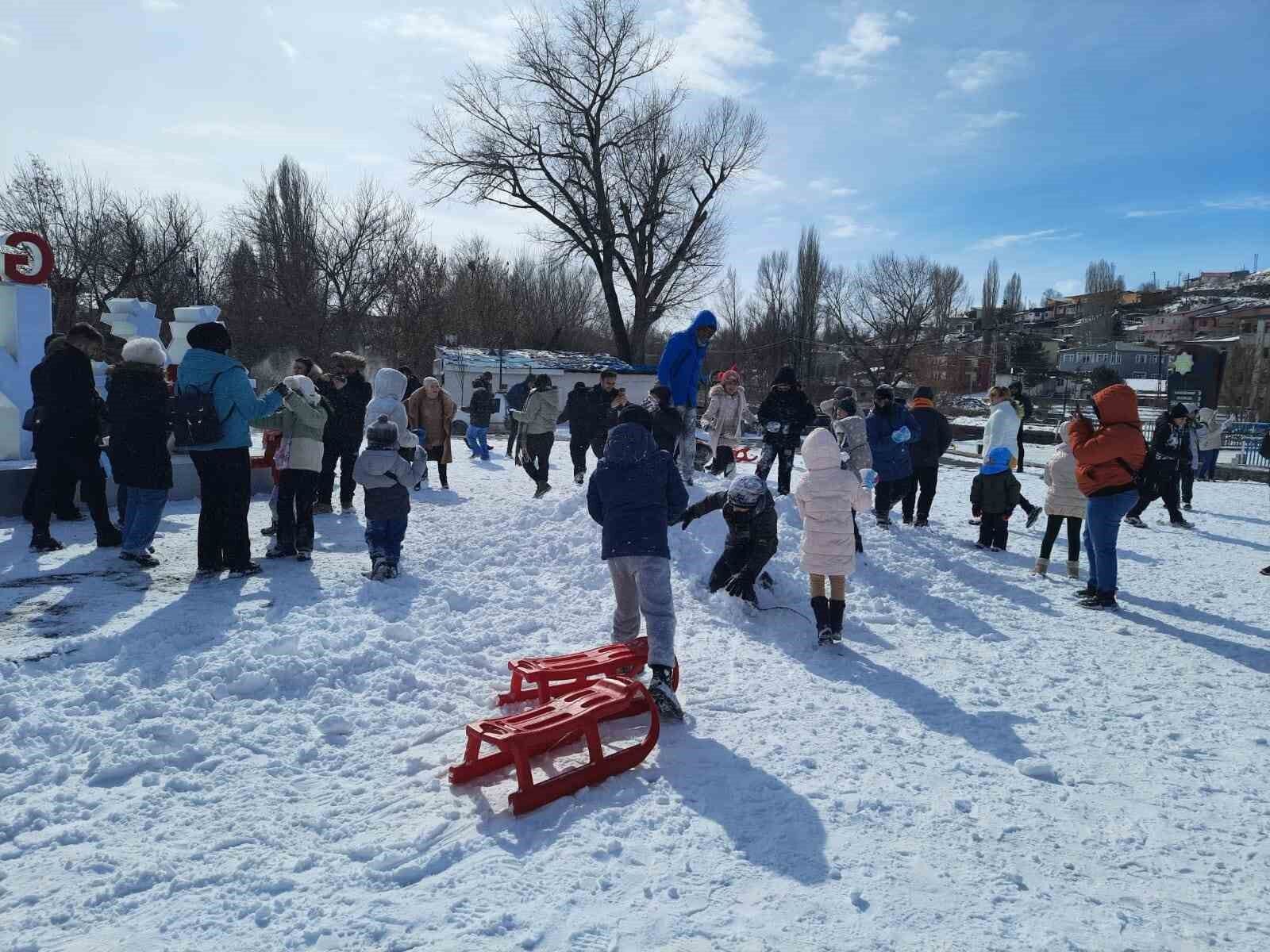 Kars’ta çocuklar kar şenliğinde gönüllerince eğlendi