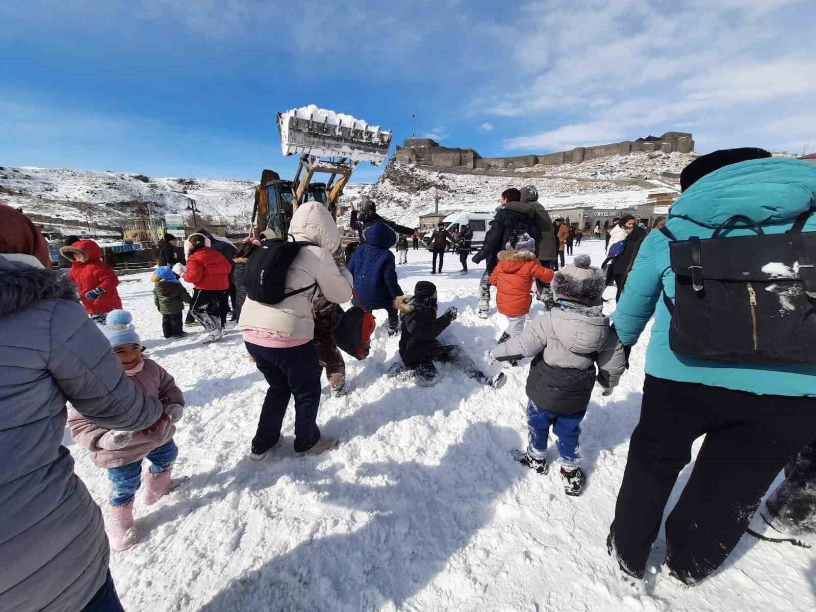 Kars’ta çocuklar kar şenliğinde gönüllerince eğlendi
