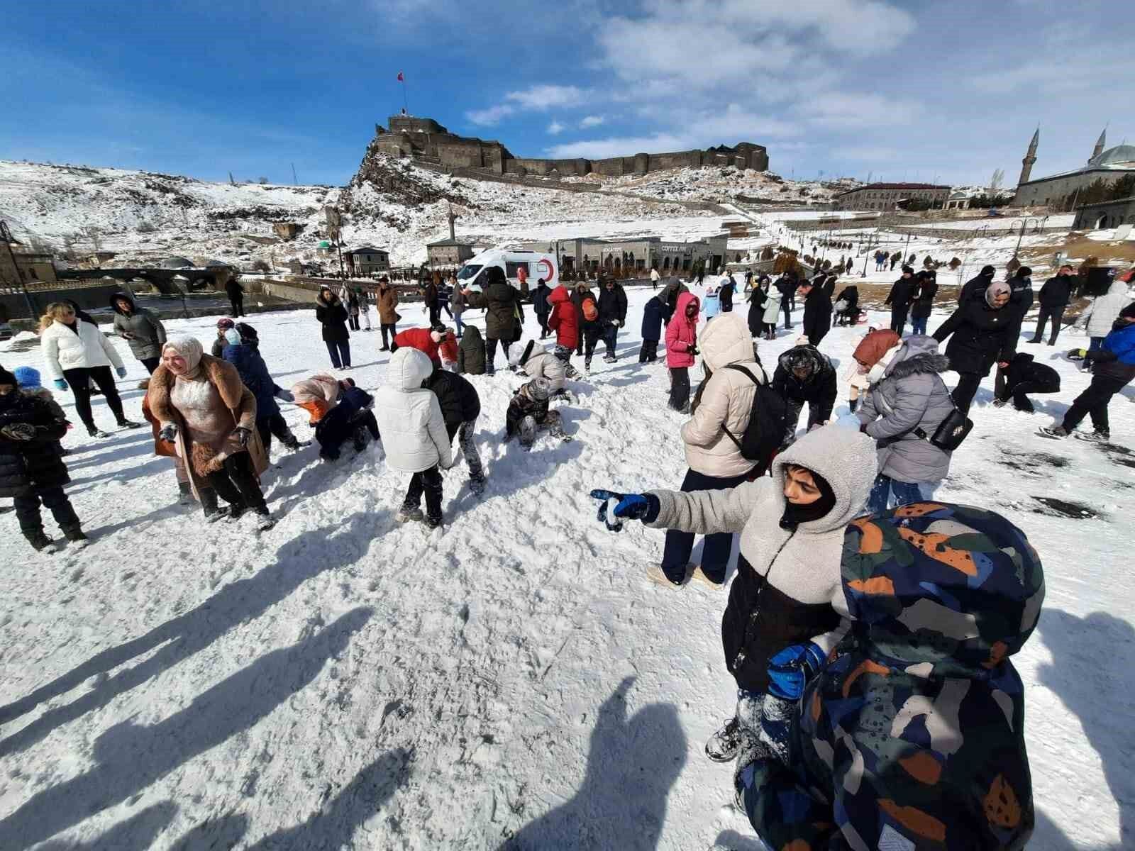 Kars’ta çocuklar kar şenliğinde gönüllerince eğlendi