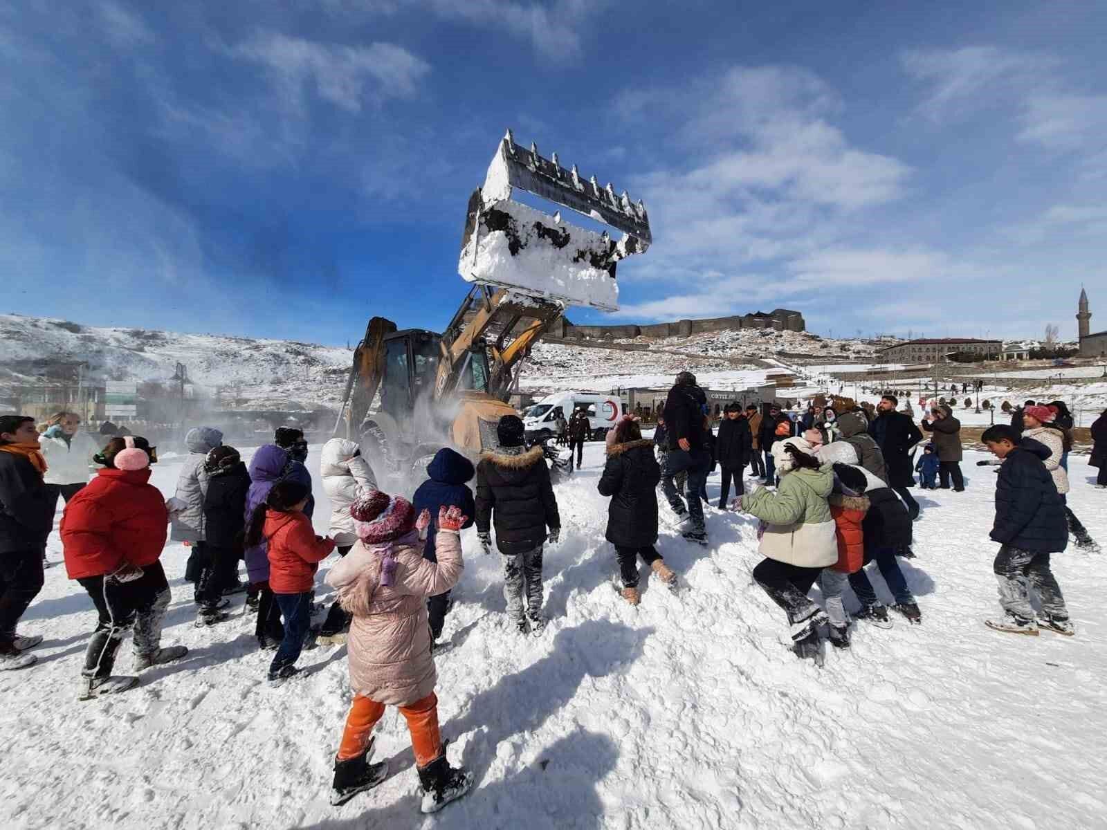 Kars’ta çocuklar kar şenliğinde gönüllerince eğlendi