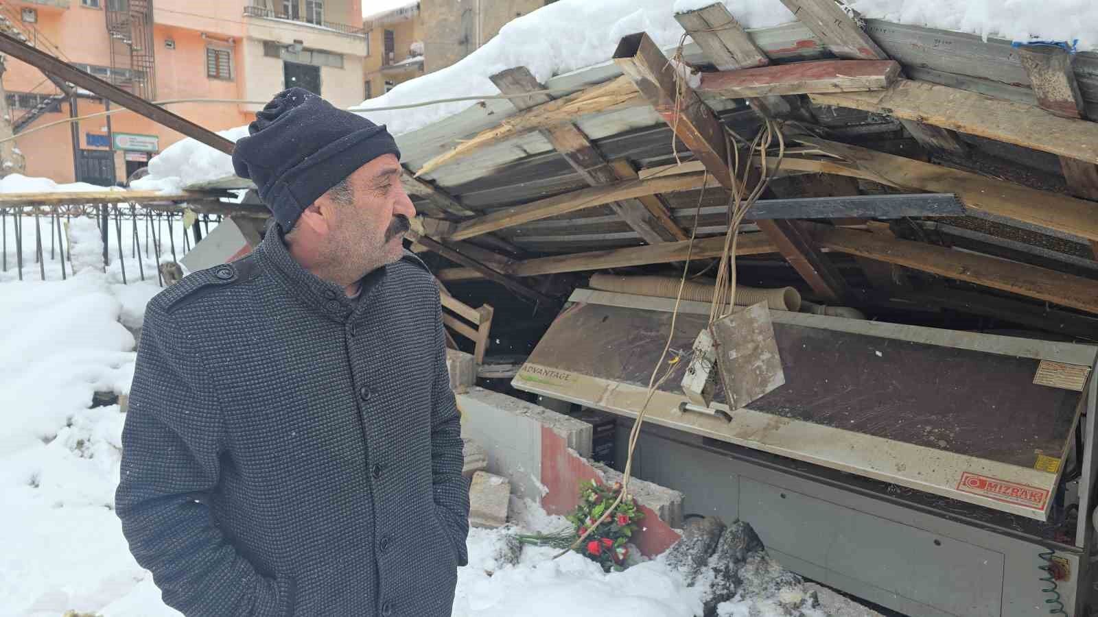 Hakkari’de karın ağırlığına dayanamayan atölyenin çatısı çöktü