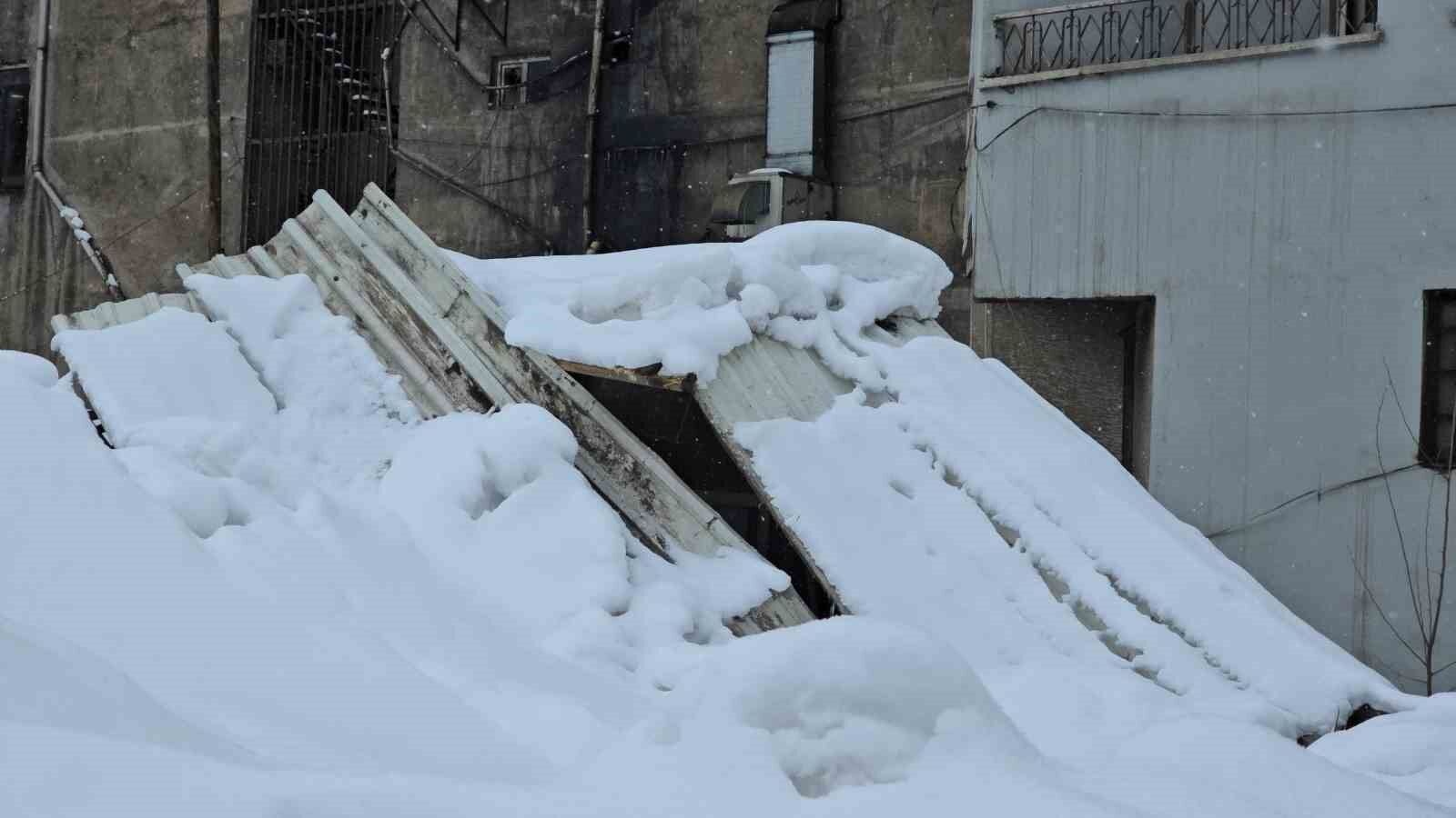 Hakkari’de karın ağırlığına dayanamayan atölyenin çatısı çöktü