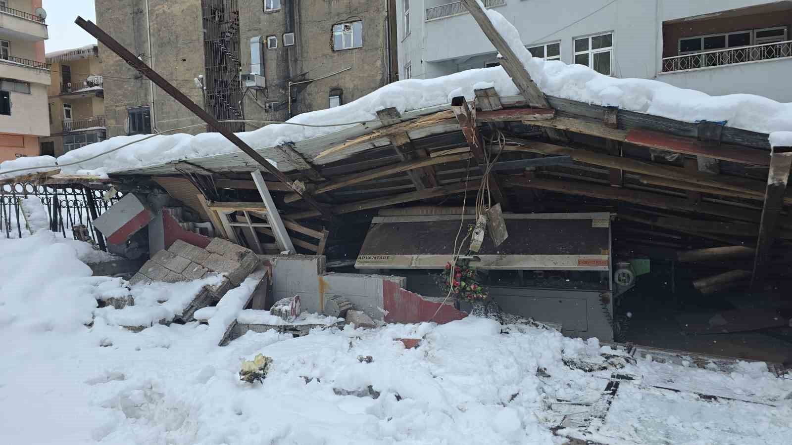 Hakkari’de karın ağırlığına dayanamayan atölyenin çatısı çöktü