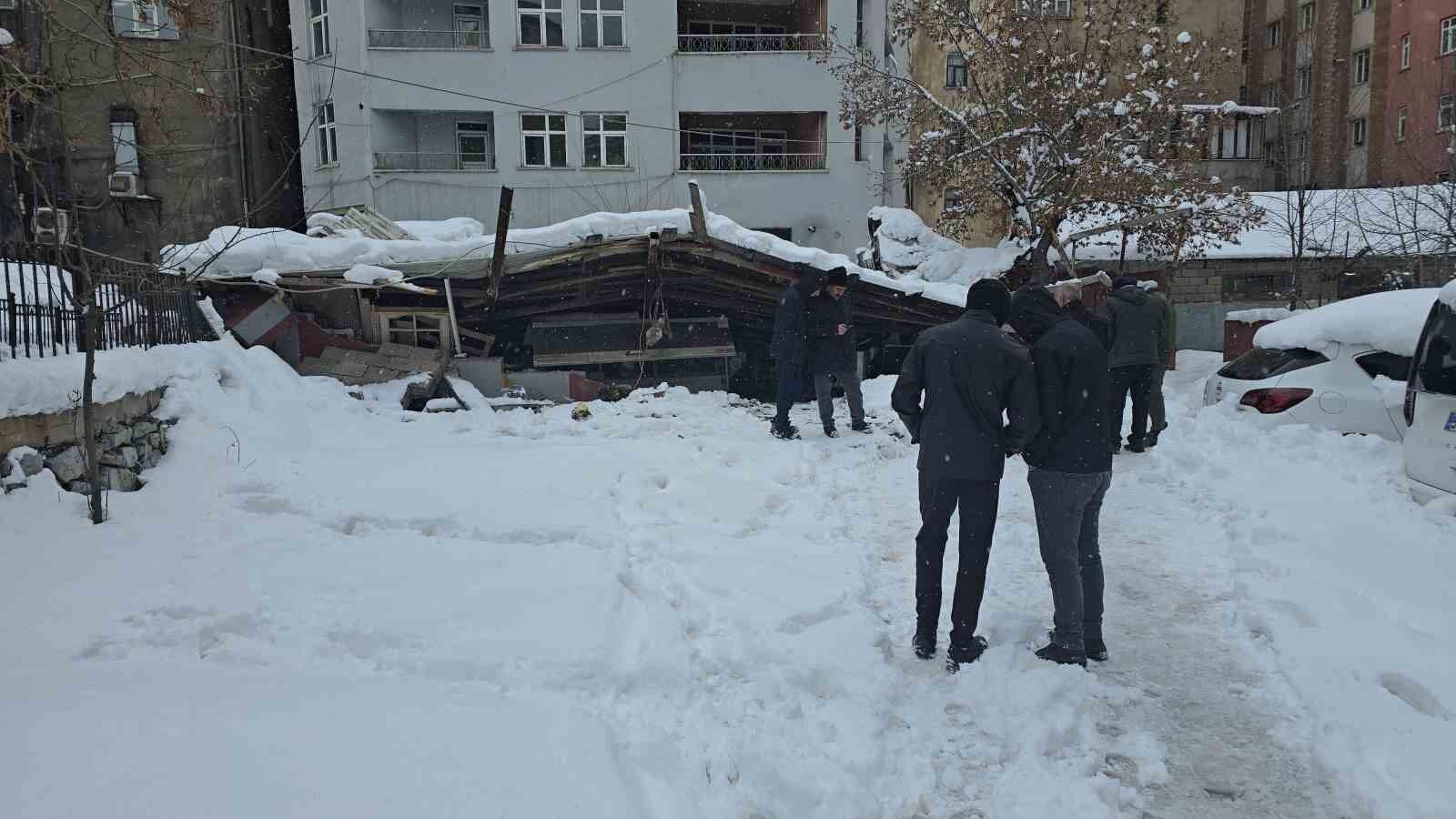 Hakkari’de karın ağırlığına dayanamayan atölyenin çatısı çöktü