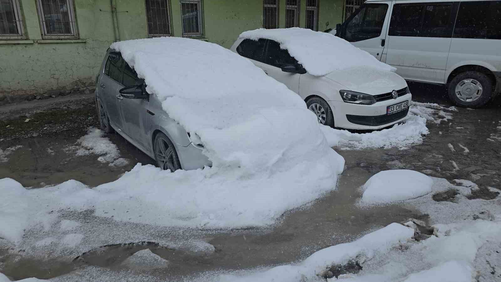 Hakkari’de karın ağırlığına dayanamayan atölyenin çatısı çöktü