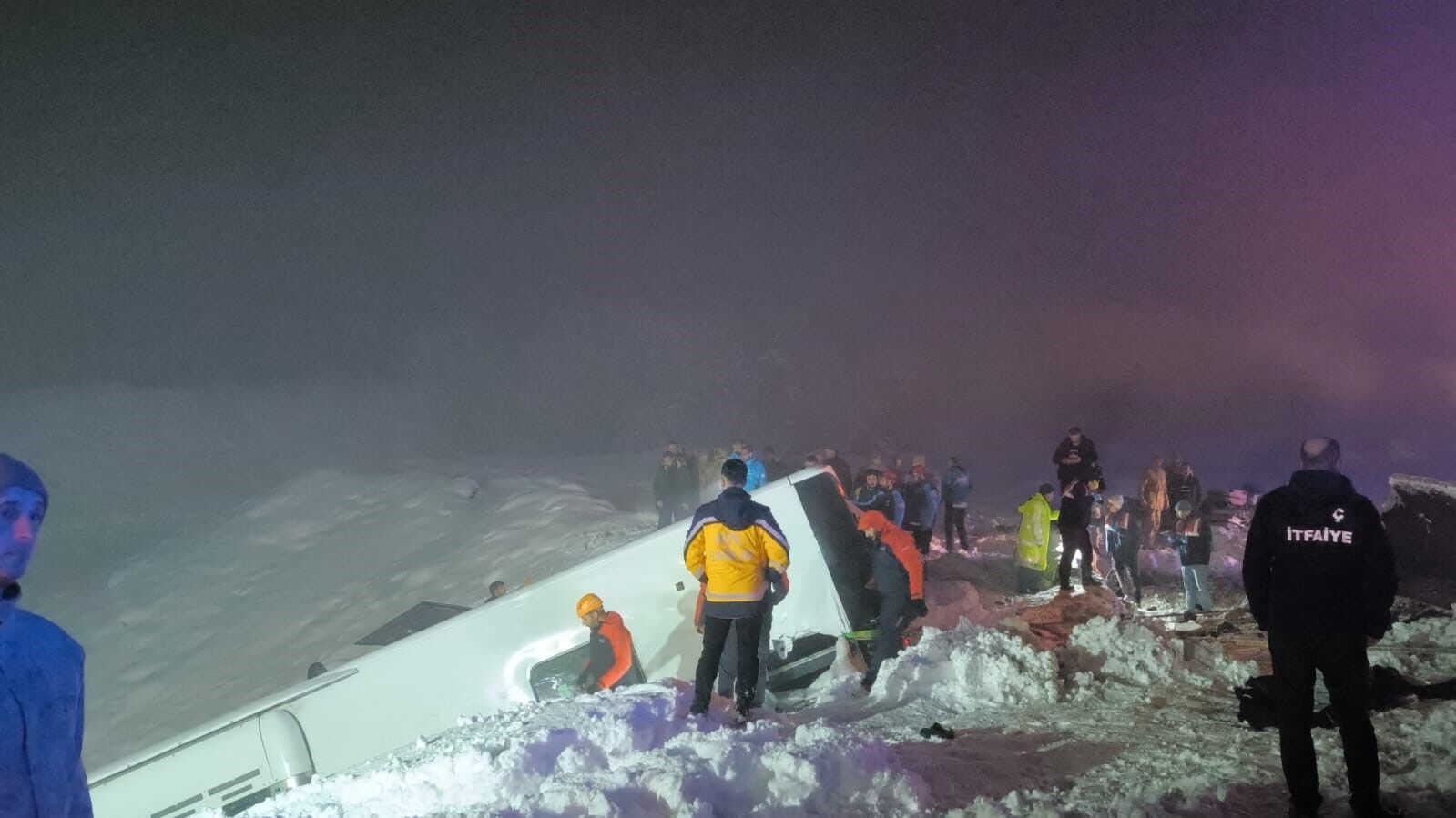Bingöl’de yolcu otobüsü devrildi: 4 ölü, 32 yaralı
