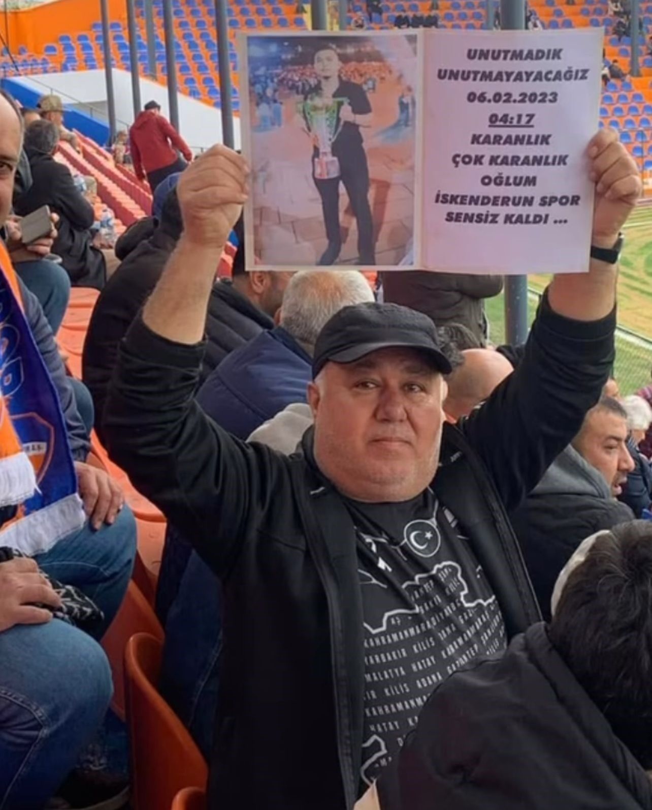 Depremde eşini ve oğlunu kaybeden acılı baba maçta açtığı pankartla oğlunun hayalini gerçekleştirdi