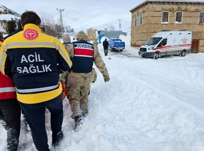 Hayvanından tekme yiyen vatandaşın imdadına jandarma yetişti