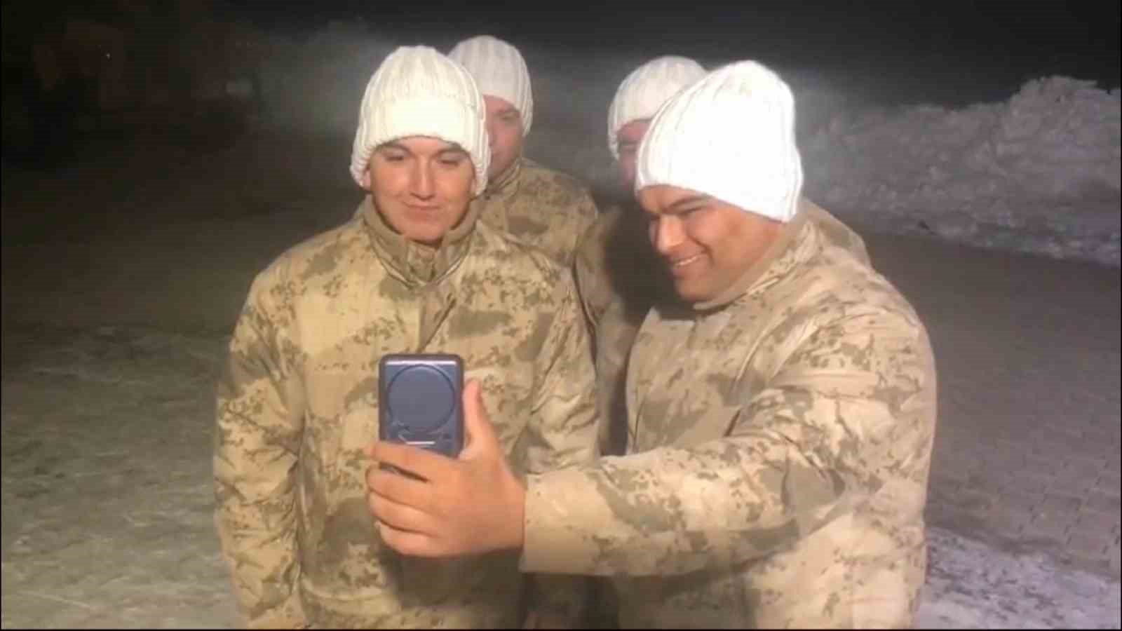 Ördükleri berelerle Mehmetçiğin yüreğini ısıtan Sabahat ve Selma nineye teşekkür ziyareti