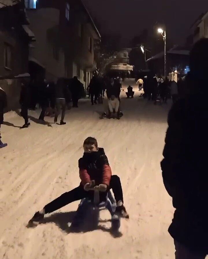 Kızağını alan bu yokuşa koştu