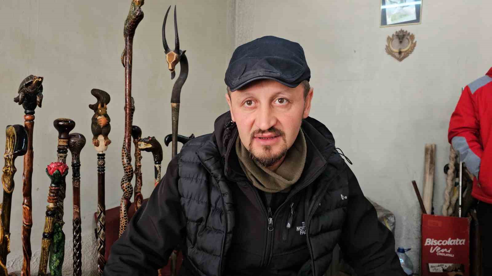 El işçiliğinin son temsilcilerinden Mithat Usta, ürettiği bastonlarıyla teknolojiye direniyor