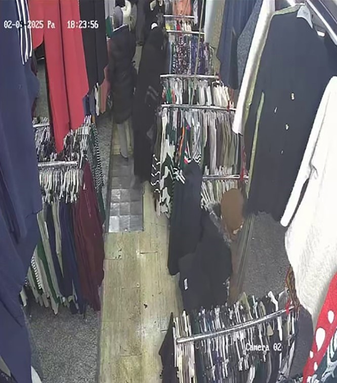 Dolabından kıyafet seçer gibi alıp gitti: Mağazadaki hırsızlık kamerada