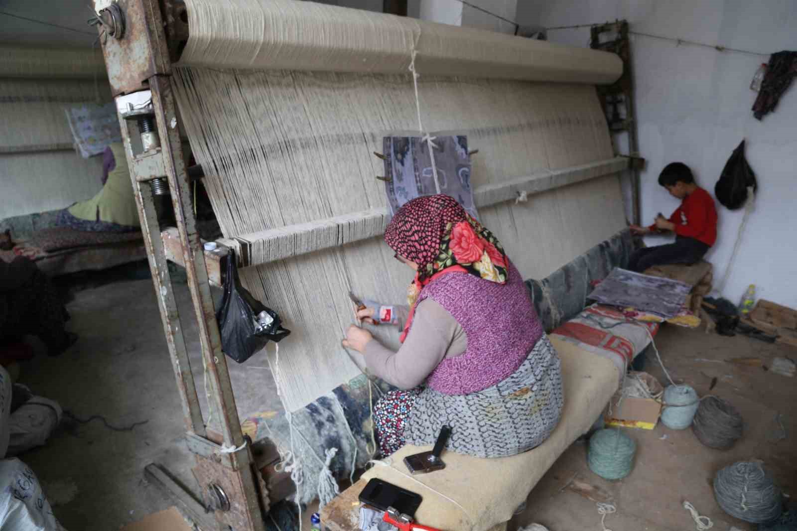 Tatillerde annesiyle halı dokuyor