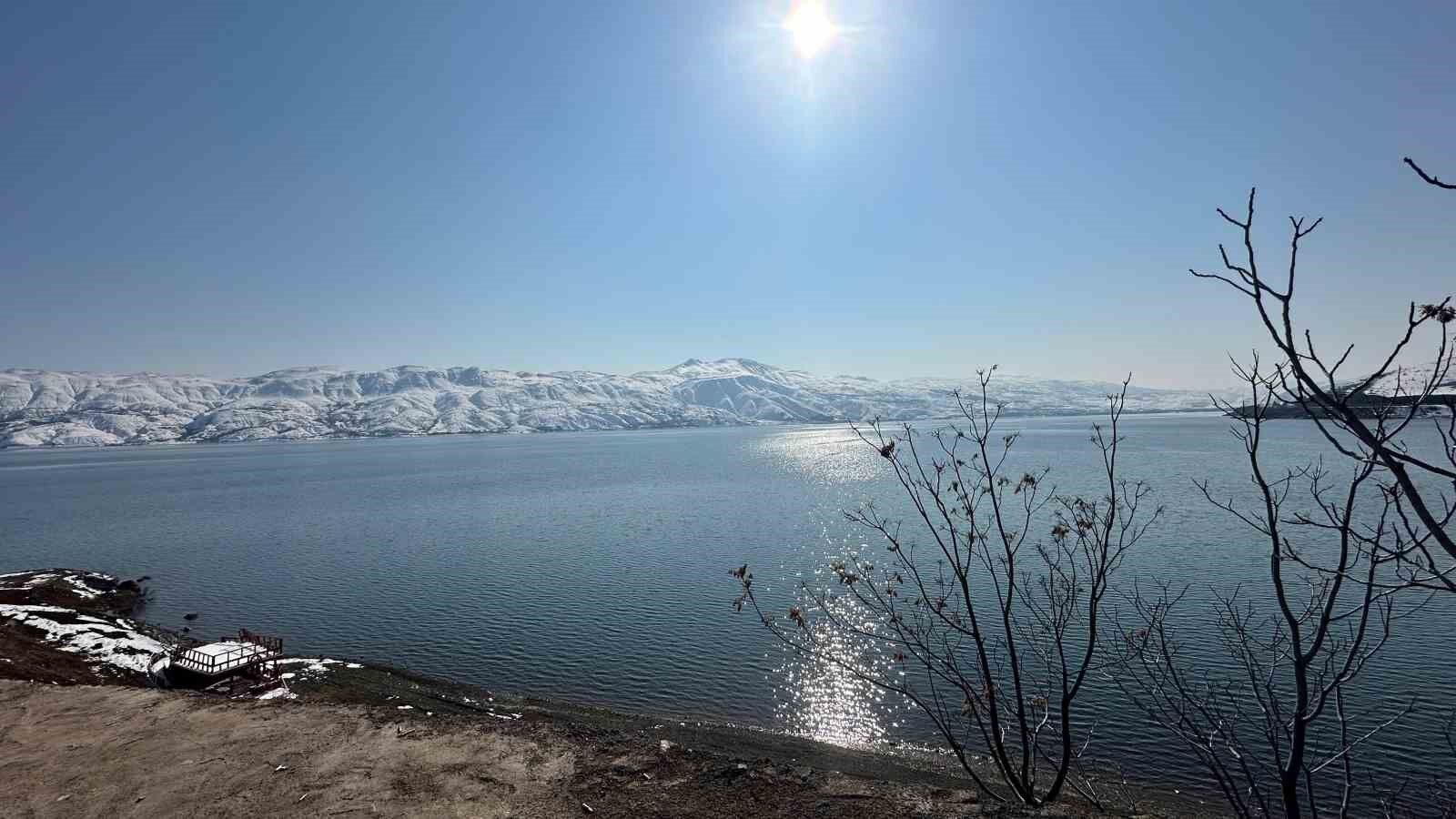 Beyaz örtüyle kaplanan Hazar Gölüne ziyaretçi akını