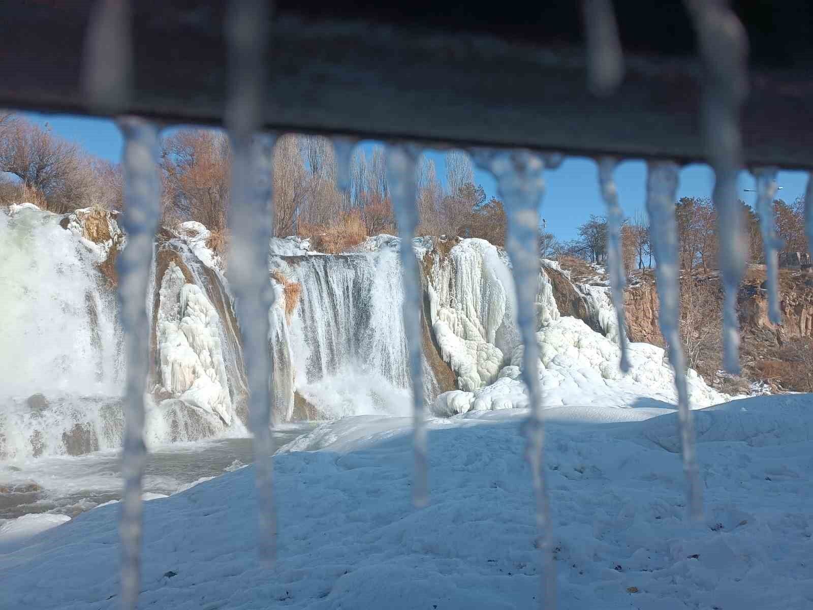 Muradiye Şelalesi muhteşem güzelliğiyle ziyaretçilerini ağırlıyor
