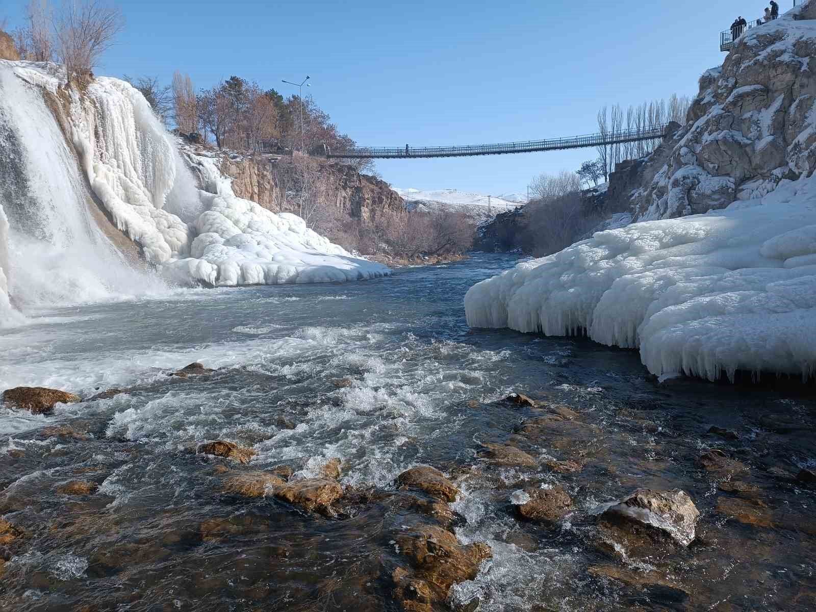 Muradiye Şelalesi muhteşem güzelliğiyle ziyaretçilerini ağırlıyor