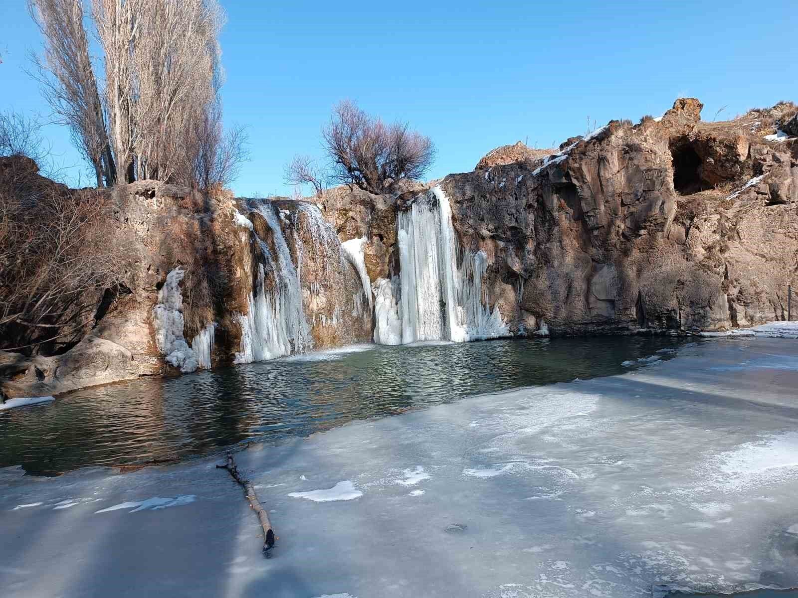 Muradiye Şelalesi muhteşem güzelliğiyle ziyaretçilerini ağırlıyor
