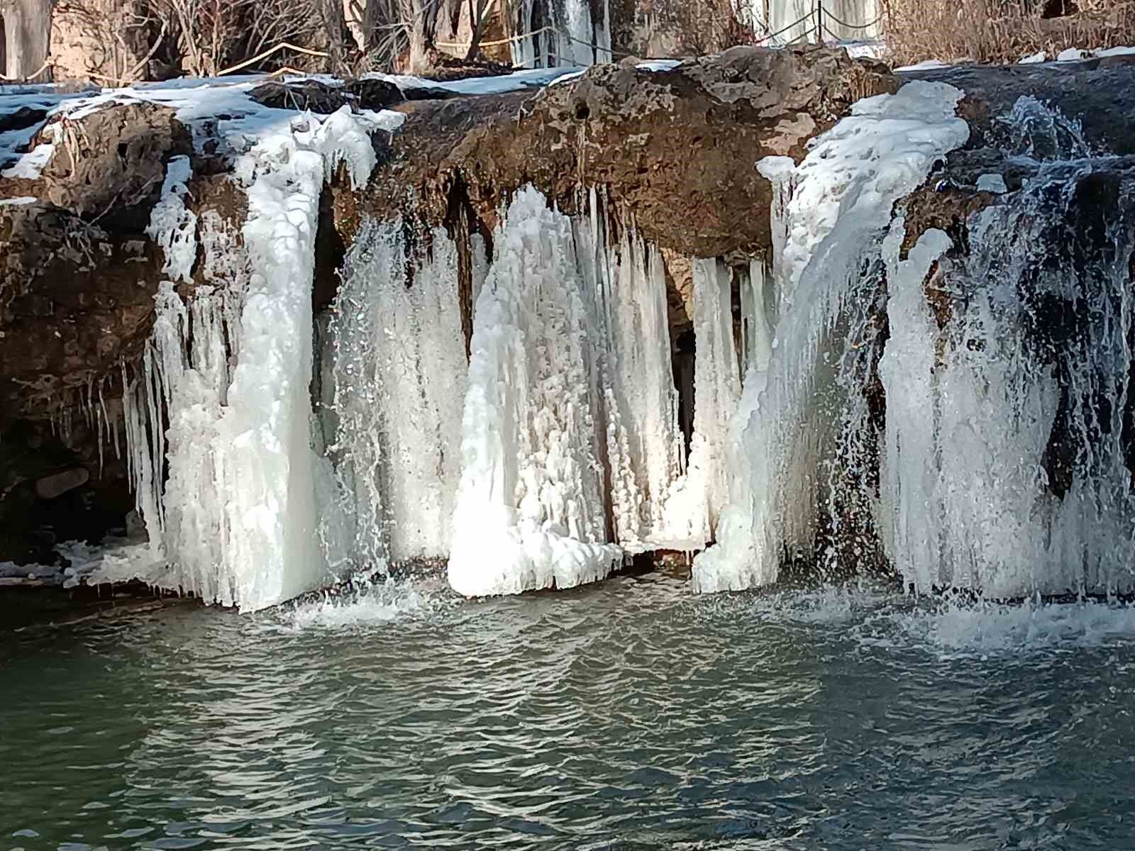 Muradiye Şelalesi muhteşem güzelliğiyle ziyaretçilerini ağırlıyor