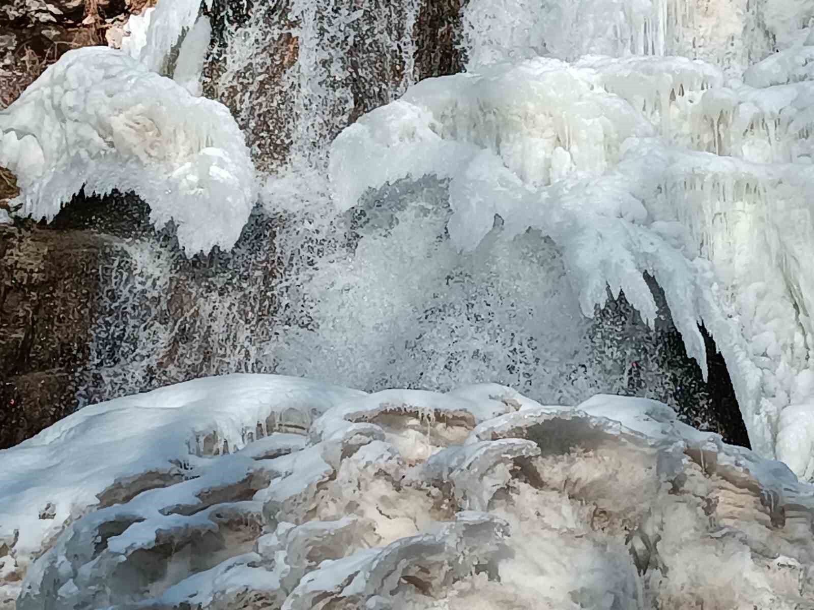 Muradiye Şelalesi muhteşem güzelliğiyle ziyaretçilerini ağırlıyor