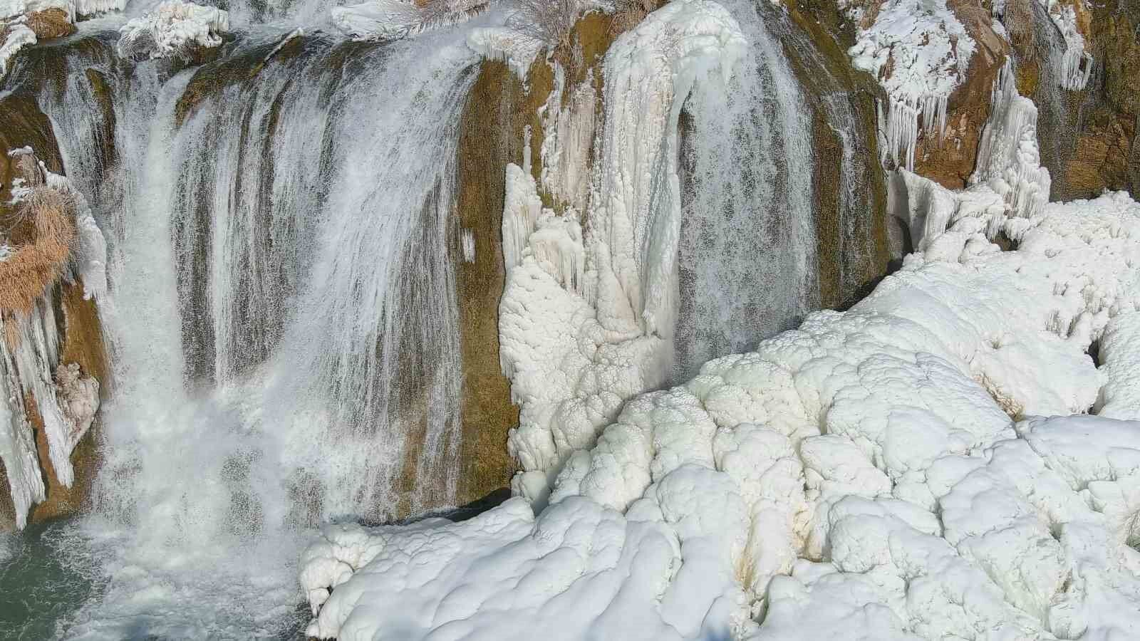 Muradiye Şelalesi muhteşem güzelliğiyle ziyaretçilerini ağırlıyor