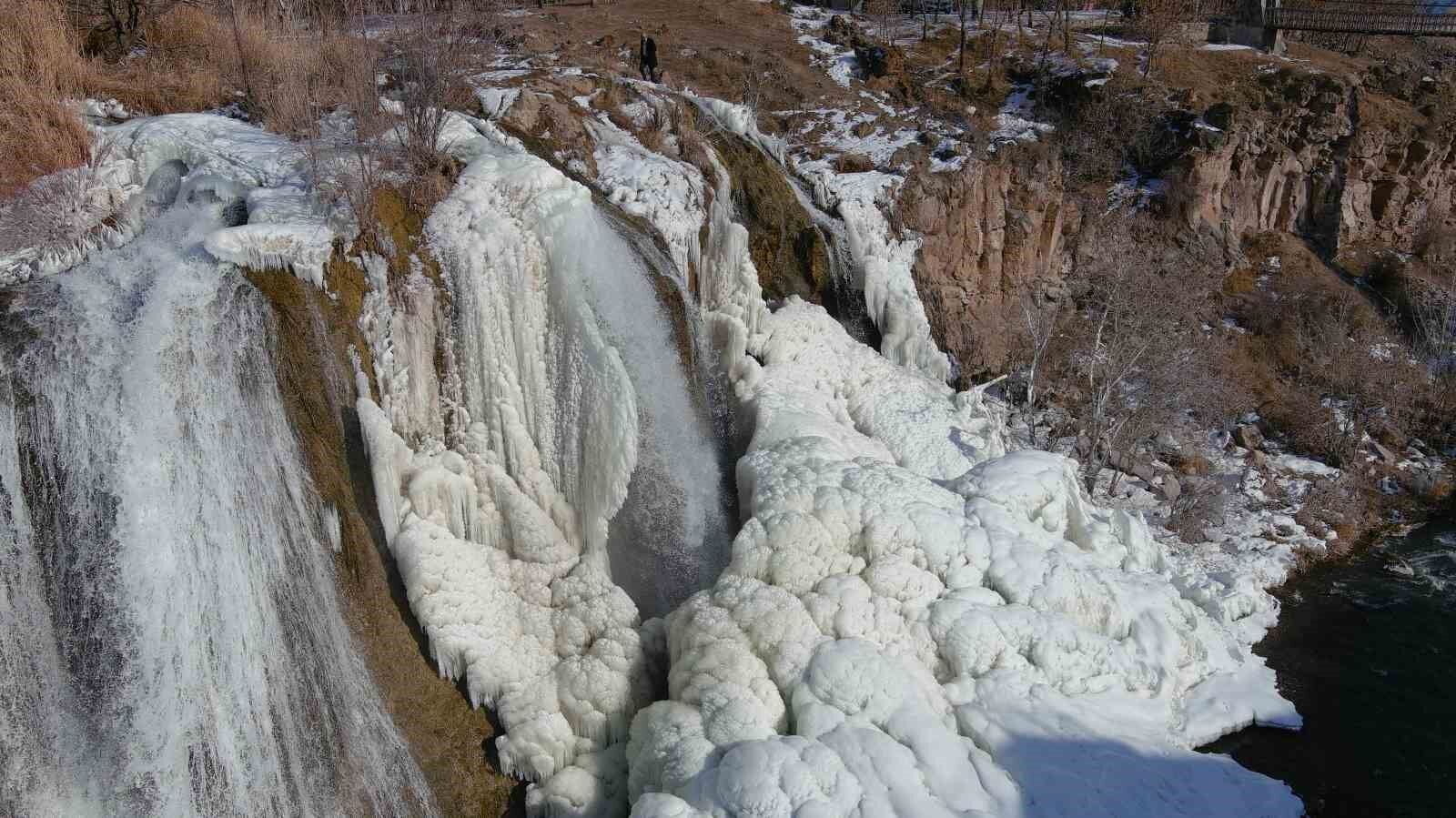 Muradiye Şelalesi muhteşem güzelliğiyle ziyaretçilerini ağırlıyor