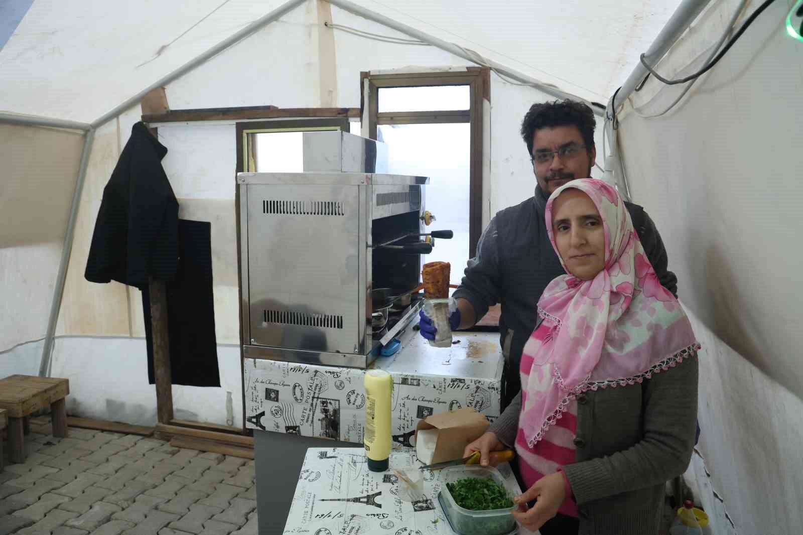 Depremde kendilerine ev olan çadır şimdi ekmek tekneleri oldu