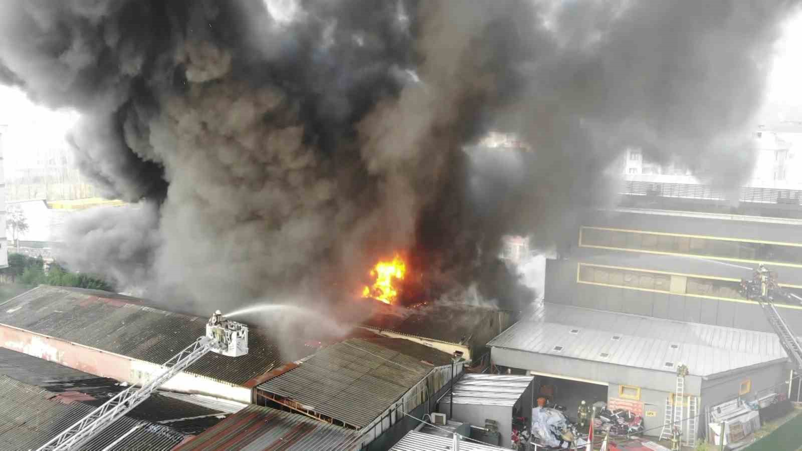 Çekmeköy’de lastik deposunda çıkan yangın havadan görüntülendi