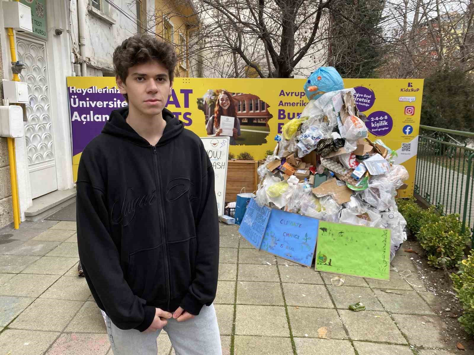 Kar yağmayınca atıklardan ‘Çöp Adam’ yaptılar