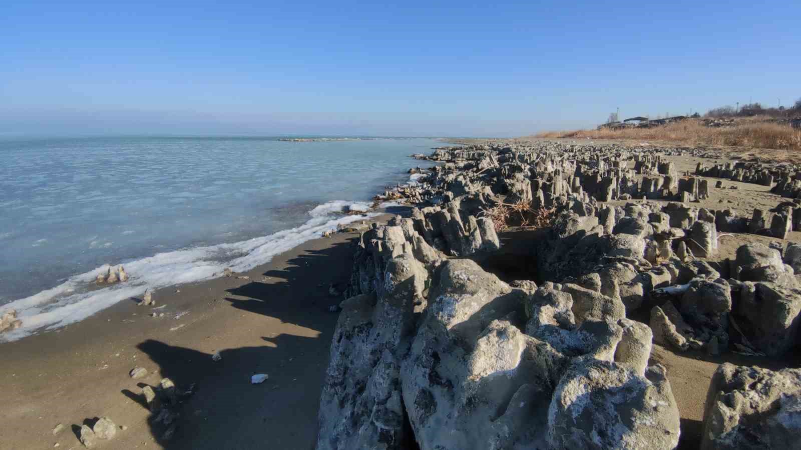 Van Gölü’nun kıyısı dondu