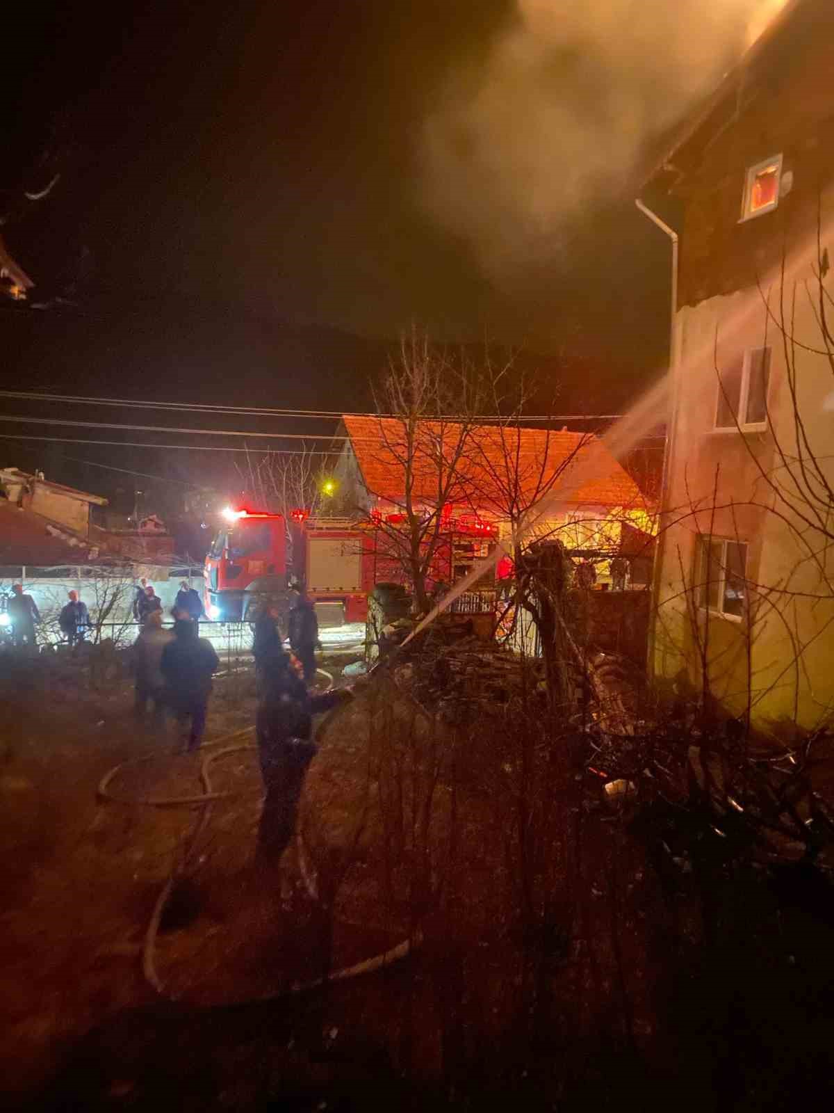 Isparta’da bacadan çıkan yangın 2 katlı evi küle çevirdi