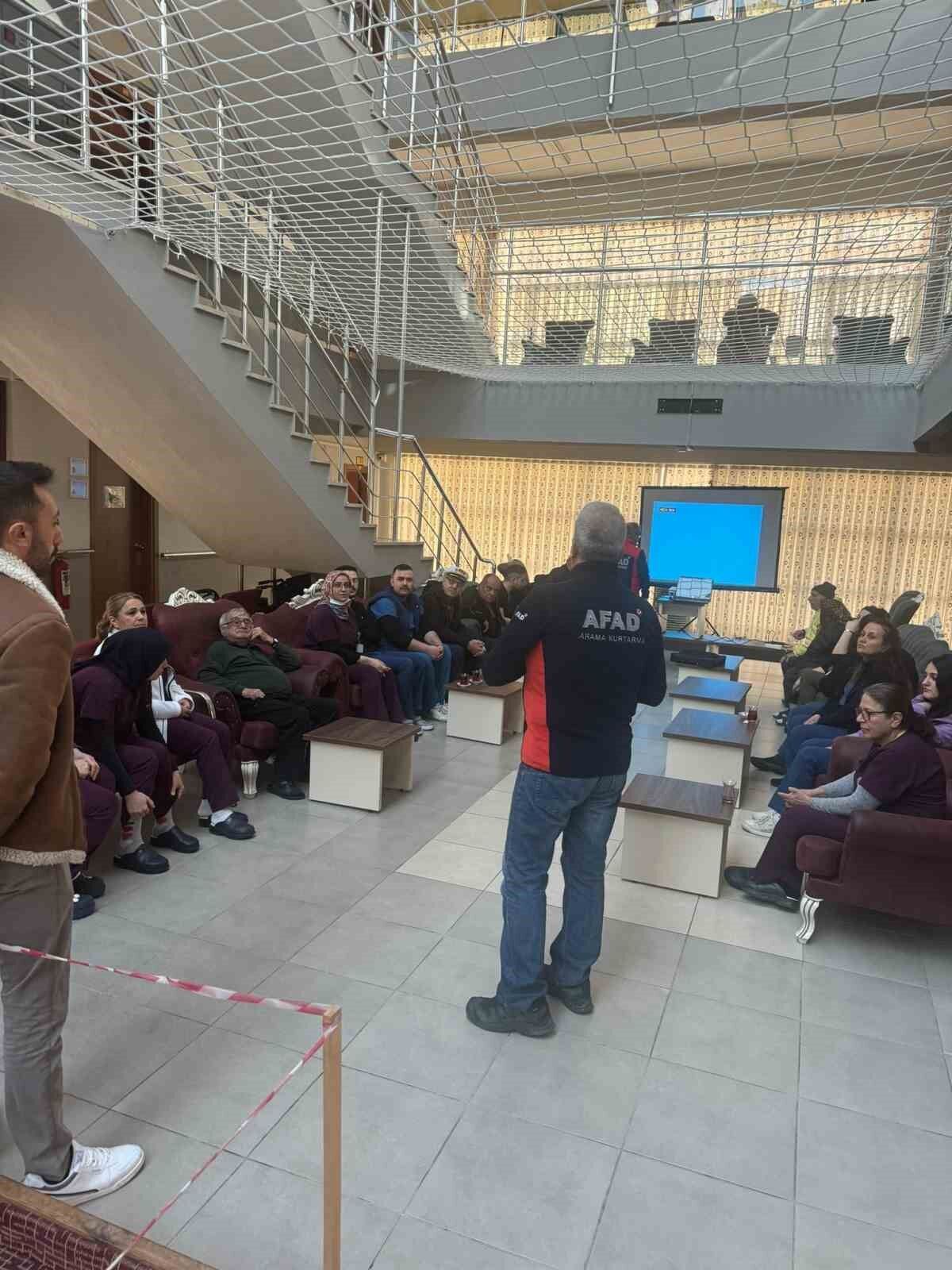 Huzurevinde afet anında tahliye eğitimi verildi