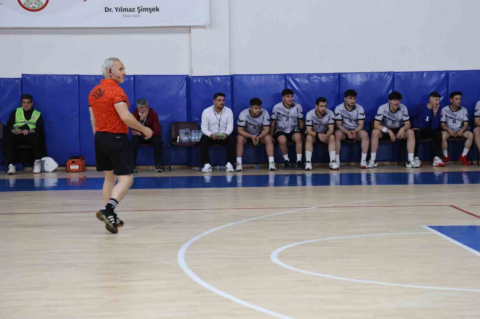 Hentbol maçında sürpriz evlilik teklifi