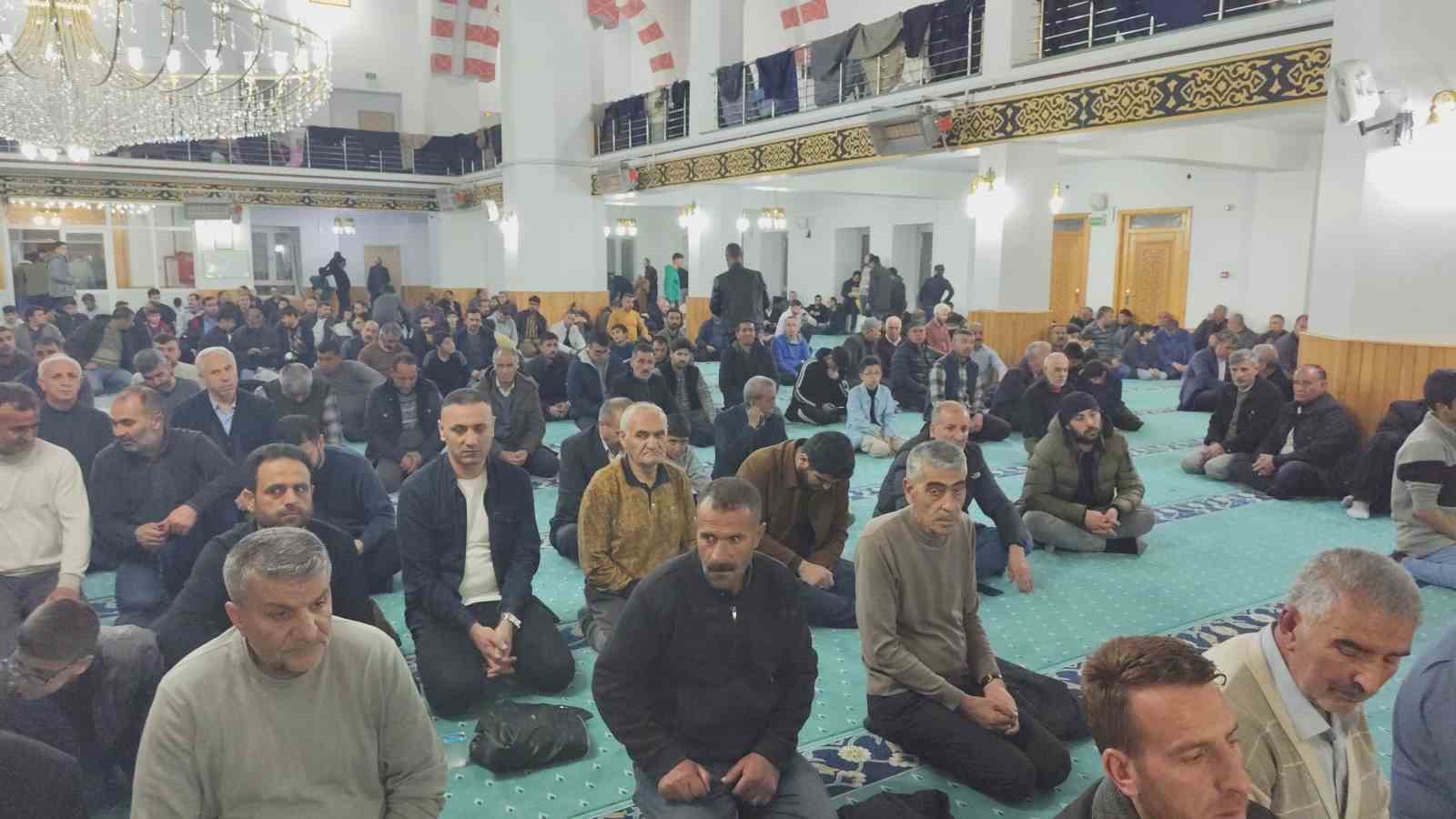 Erciş’te Kadir Gecesi dualarla idrak edildi