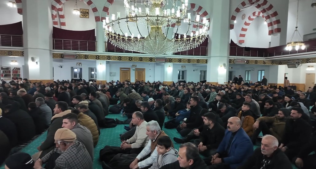 Erciş’te Kadir Gecesi dualarla idrak edildi