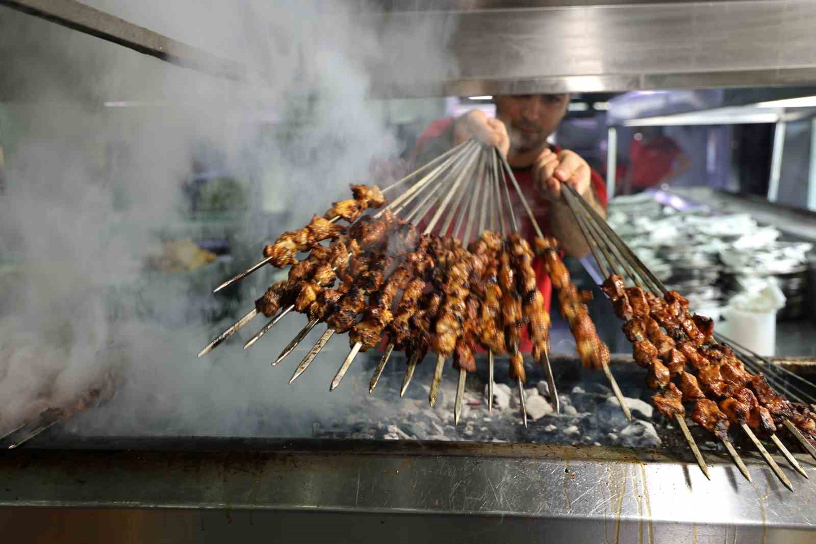 Adanalılar Ramazan’da da kebaptan vazgeçmiyor