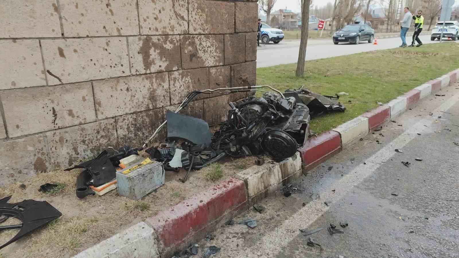 Otomobil ilçe girişindeki kemerin ayağına çarptı: 3 yaralı