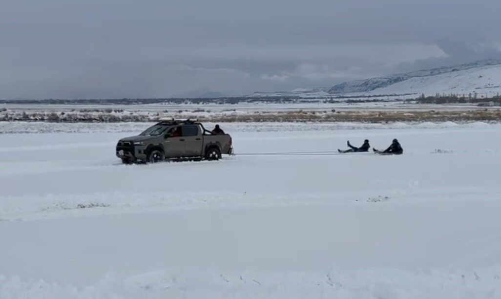 Gençlerden şambrelle kayak keyfi