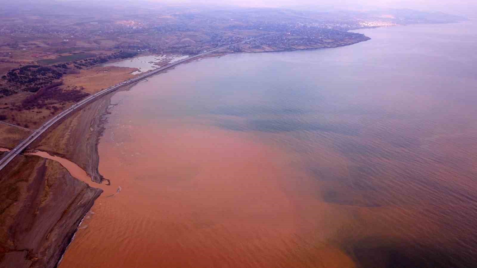Van Gölü, sel sularıyla kahverengiye boyandı
