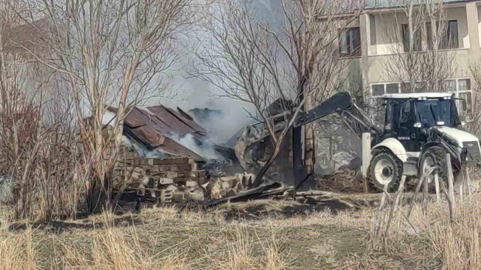 Edremit’te odunluk yangını