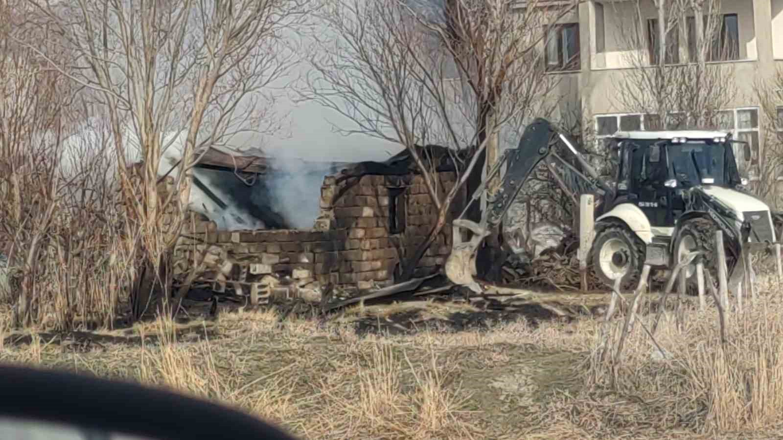 Edremit’te odunluk yangını